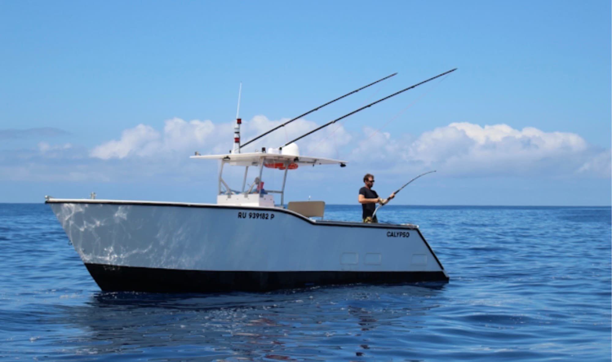 Le Calypso en action de pêche à la traîne au large de La Réunion