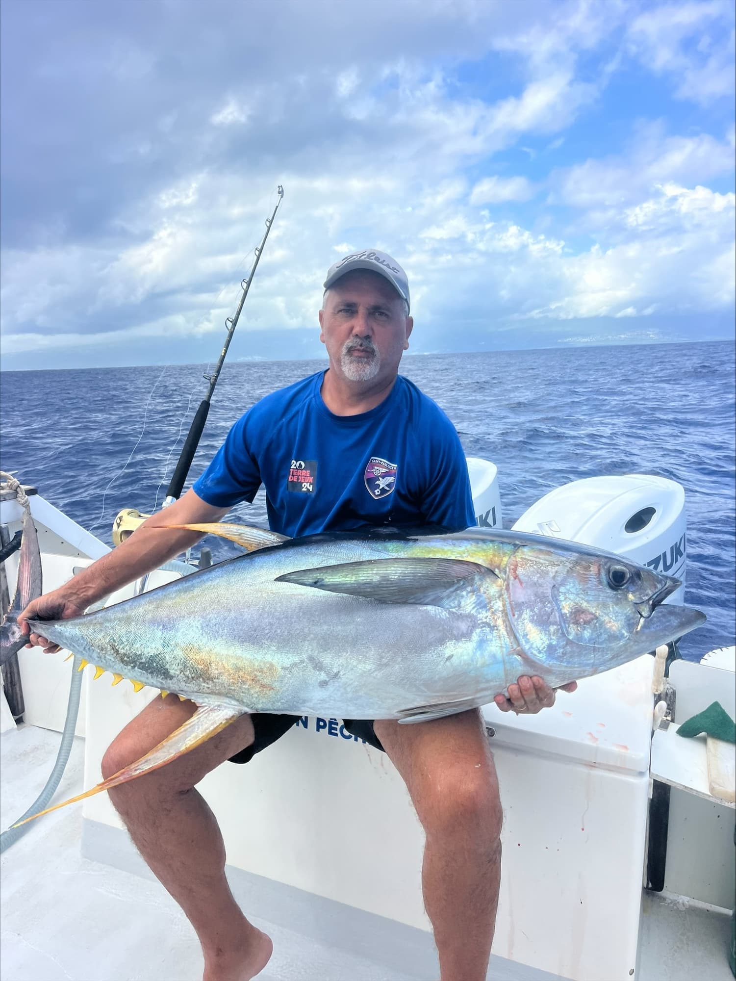Pêcheur avec un thon jaune (albacore) au large de La Réunion